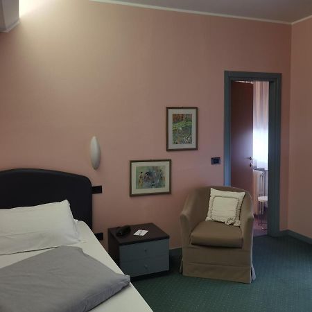 Hotel Vittoria Сондрио Екстериор снимка