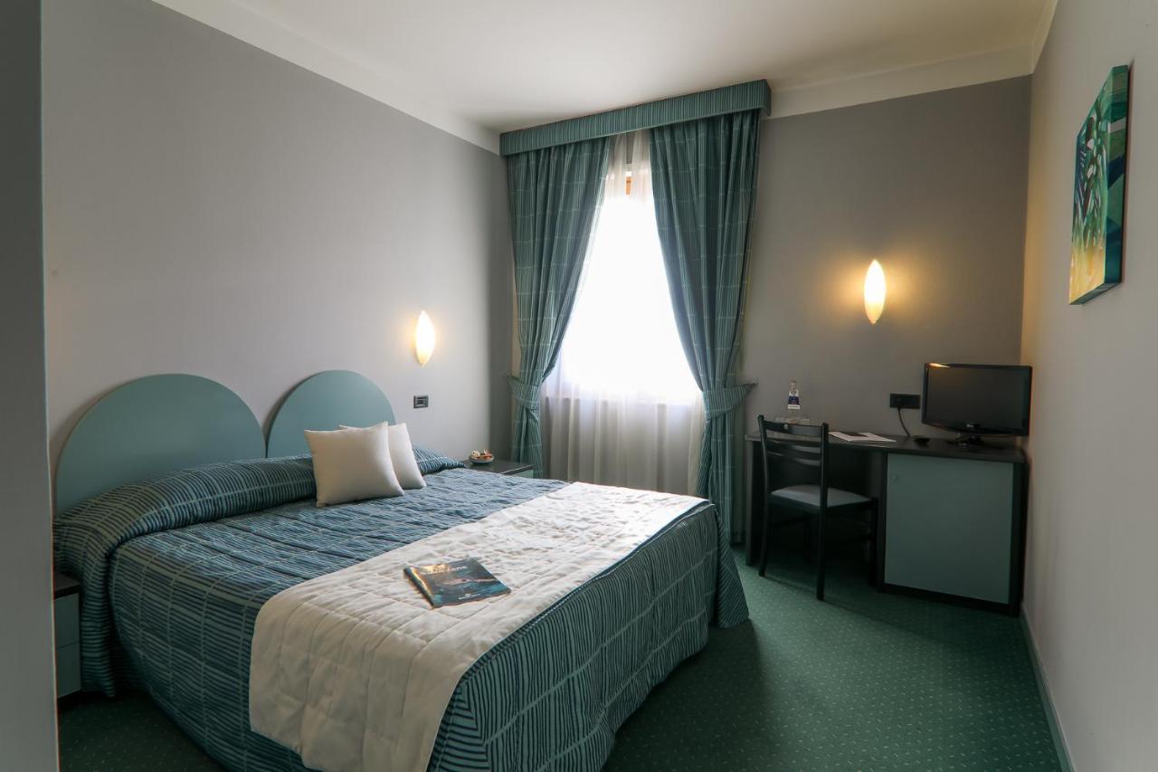 Hotel Vittoria Сондрио Екстериор снимка