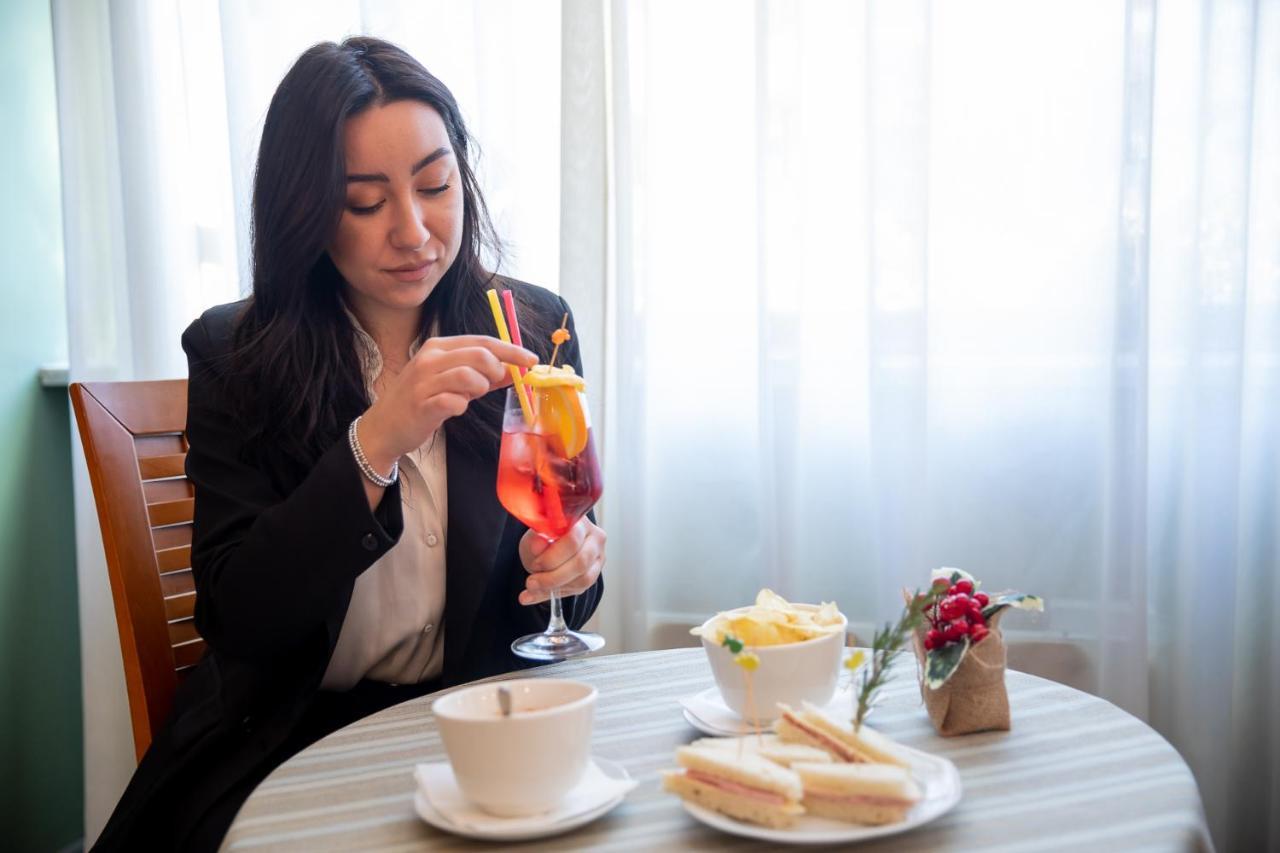 Hotel Vittoria Сондрио Екстериор снимка