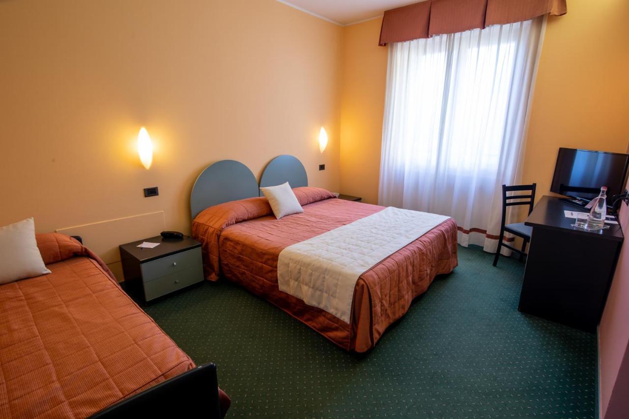 Hotel Vittoria Сондрио Екстериор снимка