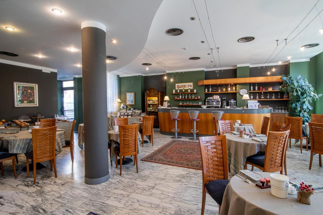 Hotel Vittoria Сондрио Екстериор снимка