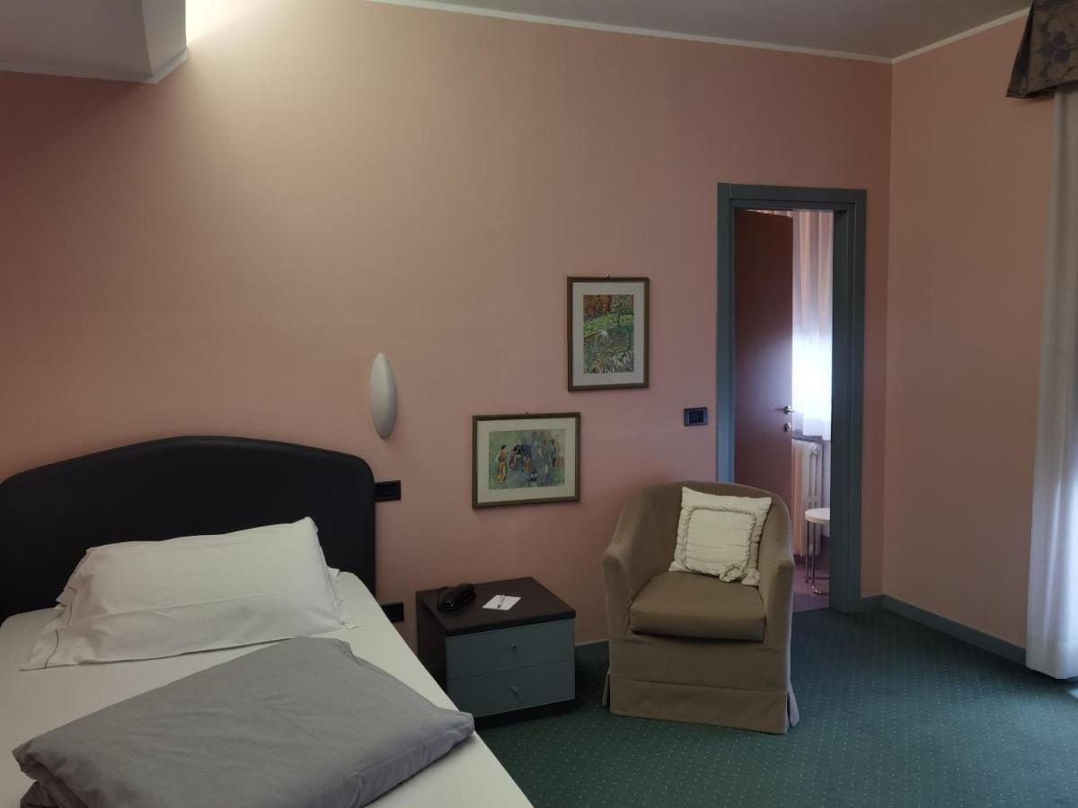 Hotel Vittoria Сондрио Екстериор снимка