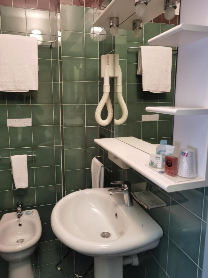 Hotel Vittoria Сондрио Екстериор снимка
