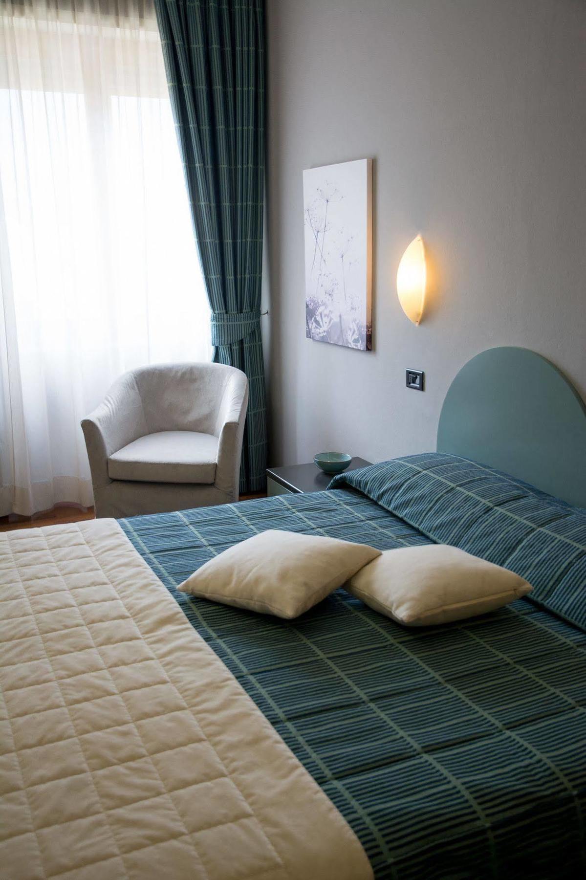 Hotel Vittoria Сондрио Екстериор снимка
